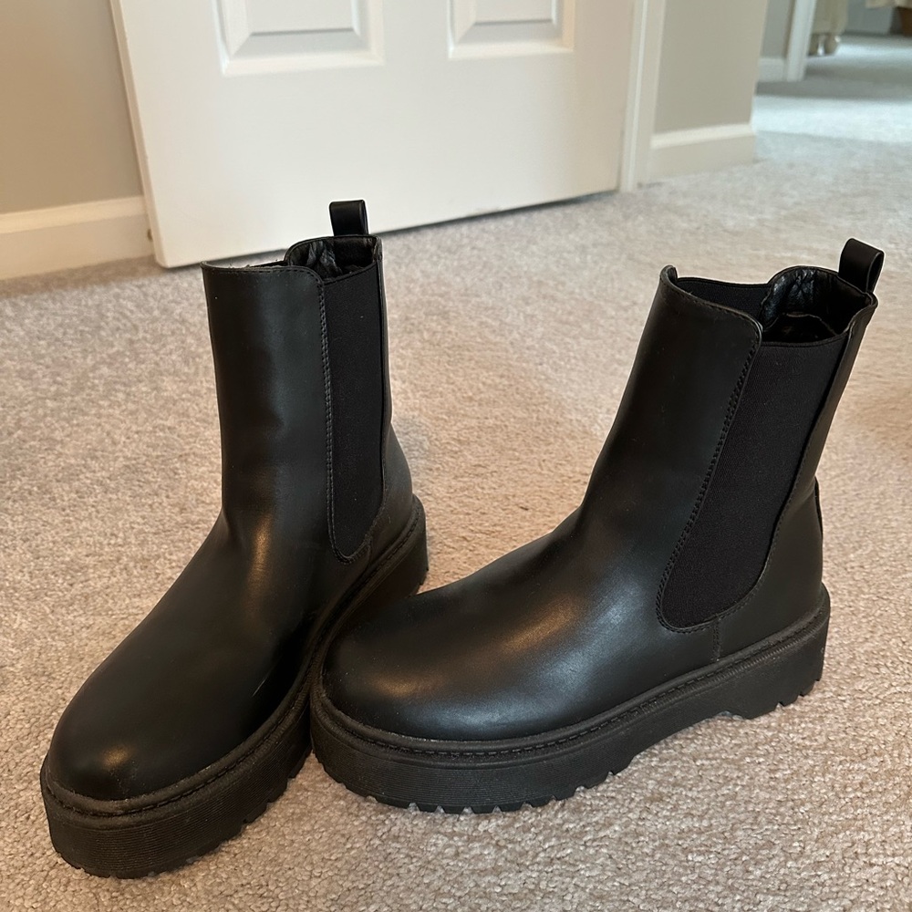 Black boots - Picture 2 of 4